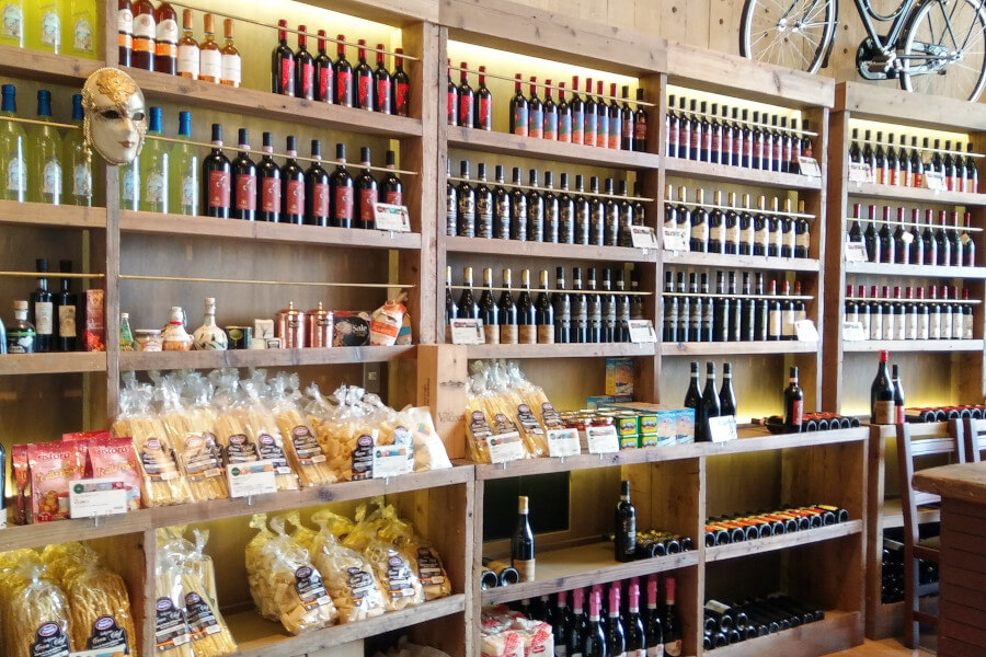 キャンプしながらお酒を飲む